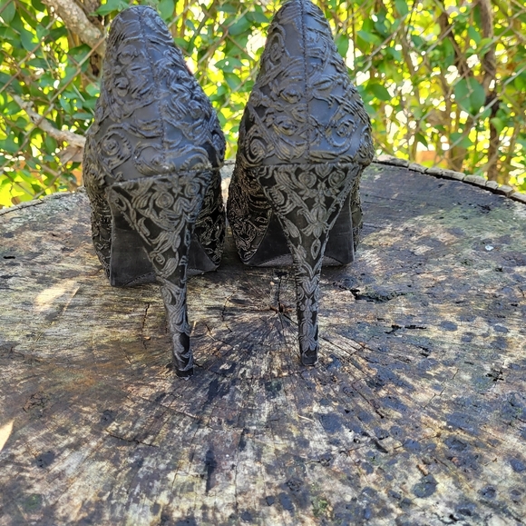 Vintage Women Black Detailed Designs High Heel Pumps By Vera Wang Size 6M/Women - Picture 5 of 10